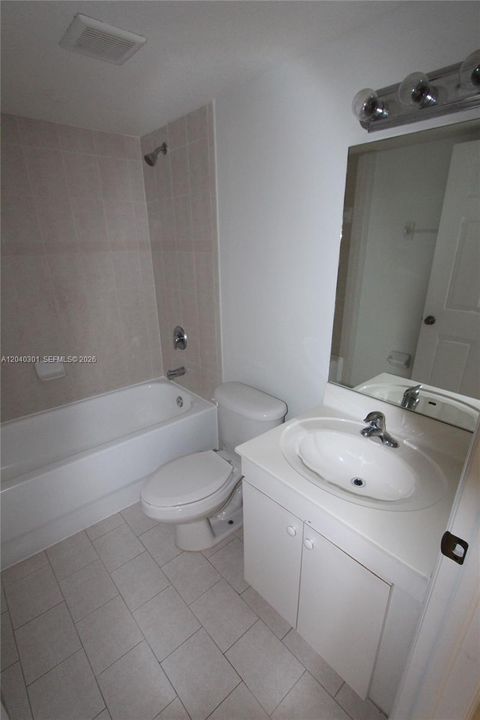 For Rent: $1,975 (2 beds, 2 baths, 817 Square Feet)
