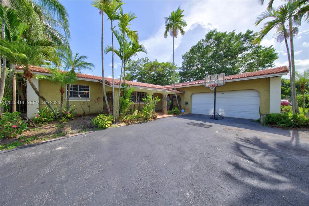 For Sale: $899,000 (3 beds, 2 baths, 2336 Square Feet)