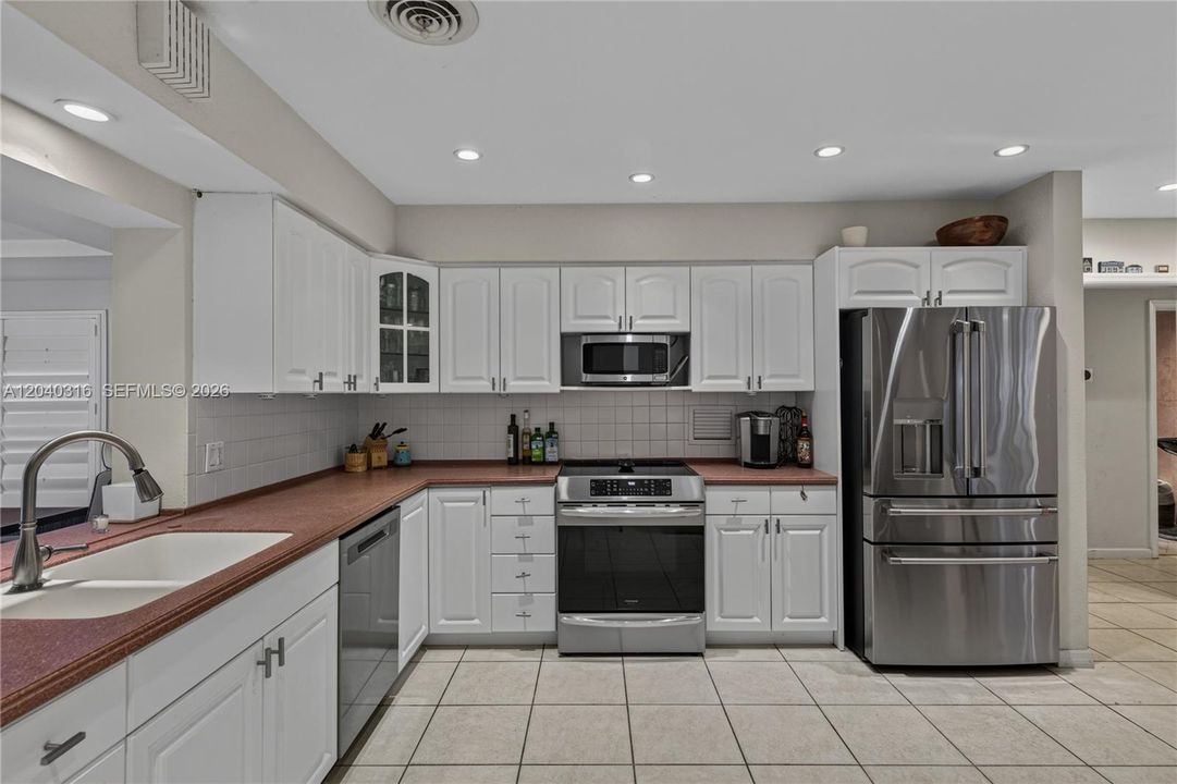 For Sale: $899,000 (3 beds, 2 baths, 2336 Square Feet)