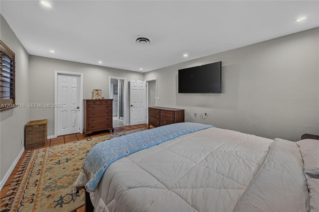 For Sale: $899,000 (3 beds, 2 baths, 2336 Square Feet)