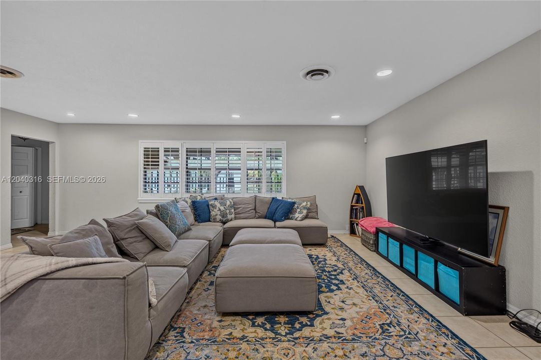 For Sale: $899,000 (3 beds, 2 baths, 2336 Square Feet)