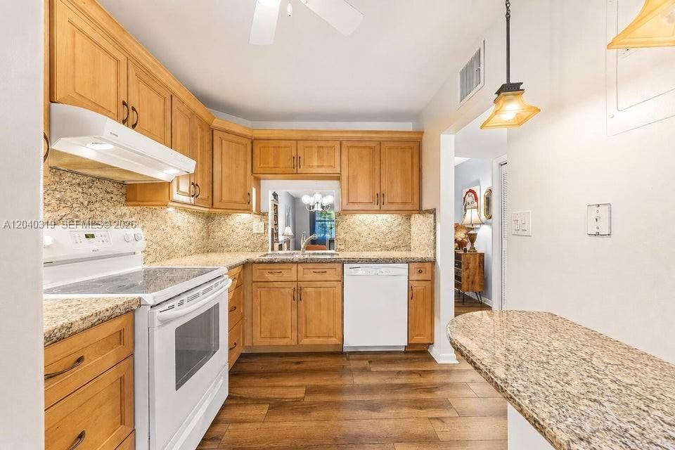 For Sale: $175,000 (2 beds, 2 baths, 1050 Square Feet)