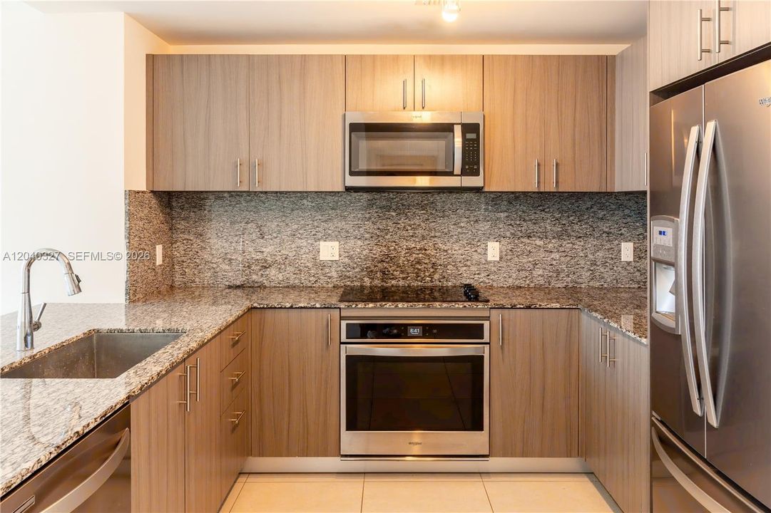 В аренду: $4,600 (3 спален, 3 ванн, 1379 Квадратных фут)