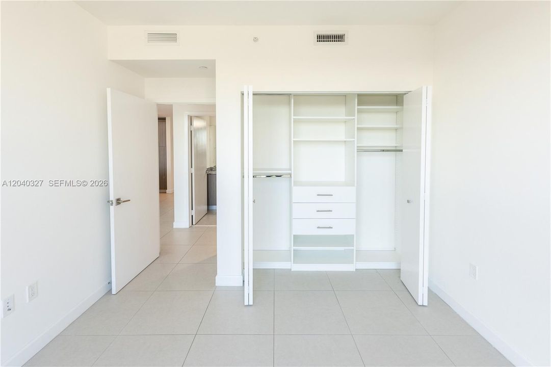 В аренду: $4,600 (3 спален, 3 ванн, 1379 Квадратных фут)