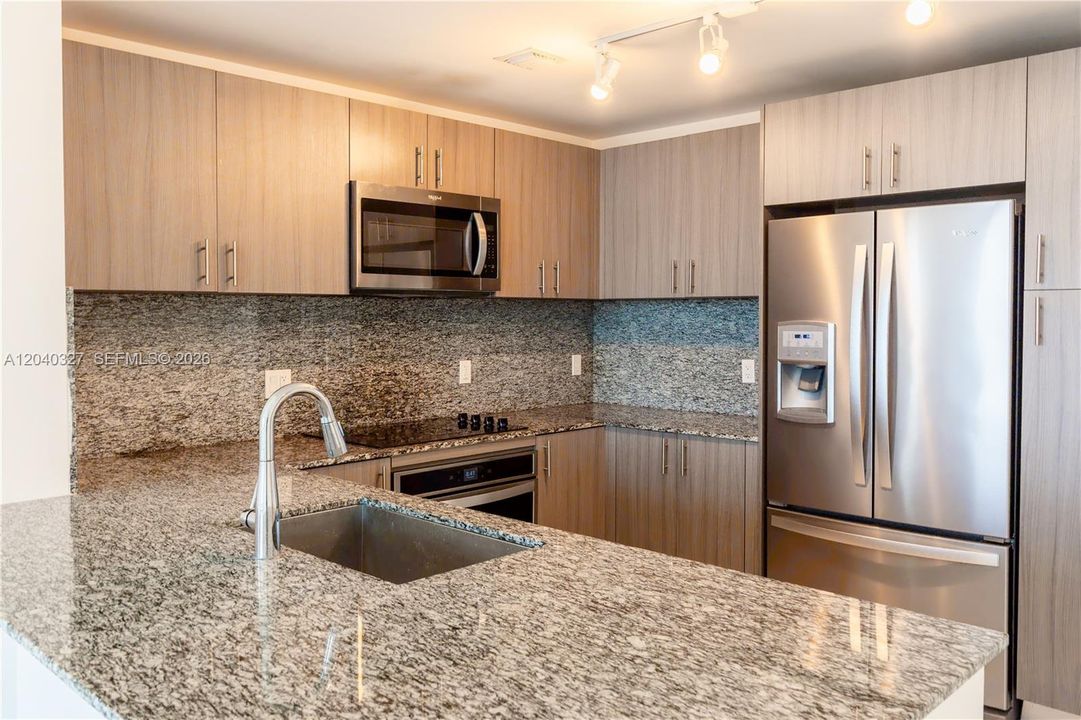 В аренду: $4,600 (3 спален, 3 ванн, 1379 Квадратных фут)
