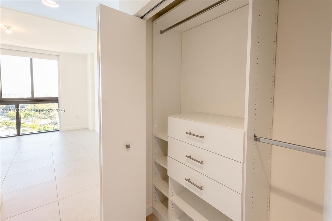 В аренду: $4,600 (3 спален, 3 ванн, 1379 Квадратных фут)