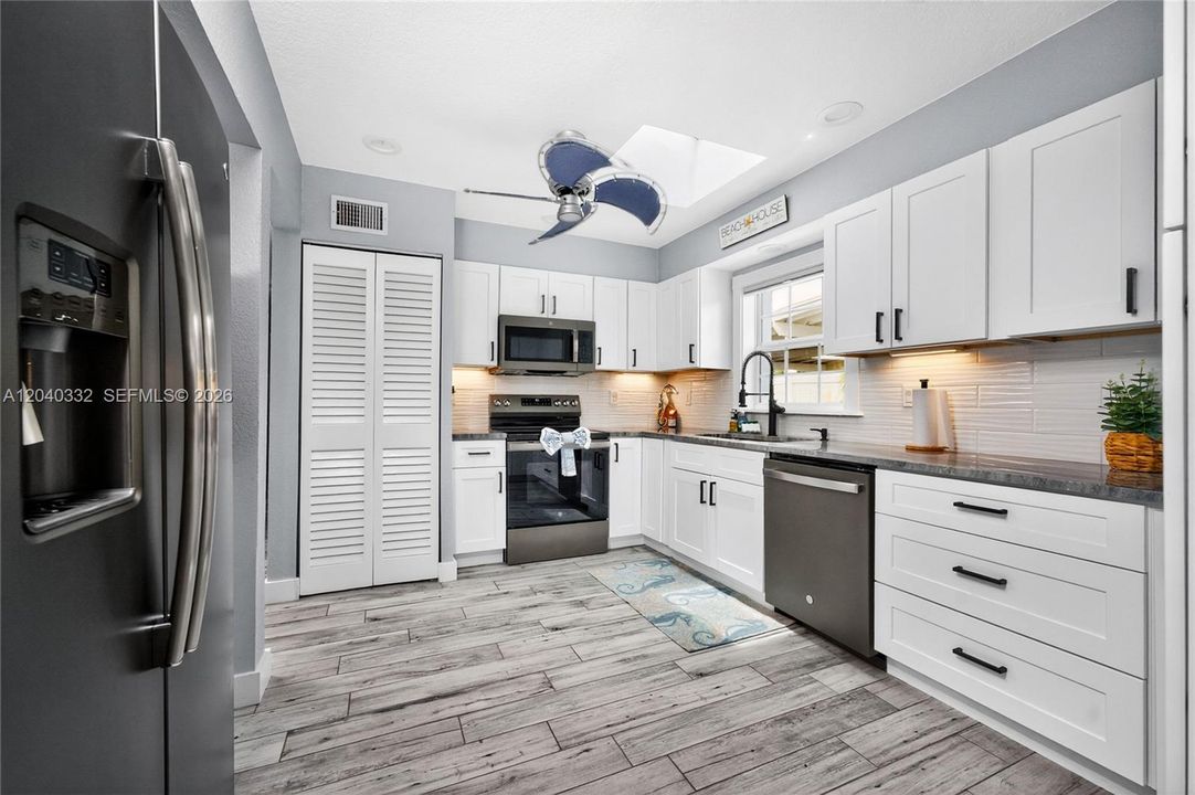 На продажу: $429,990 (3 спален, 2 ванн, 1485 Квадратных фут)
