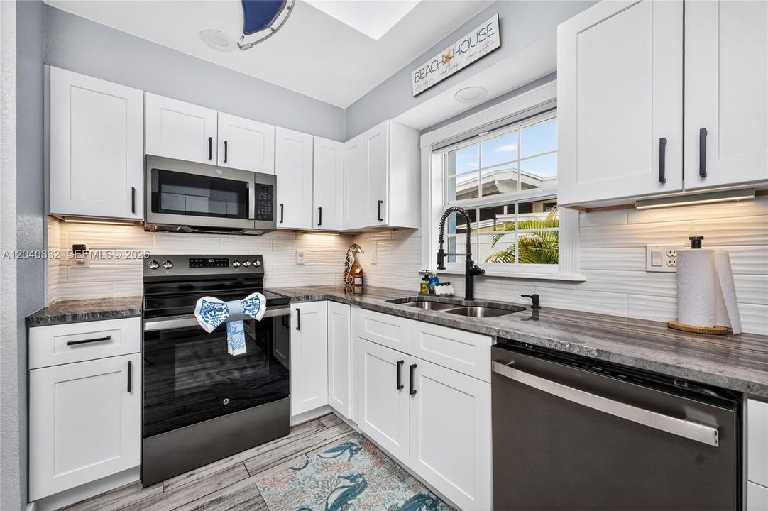 На продажу: $429,990 (3 спален, 2 ванн, 1485 Квадратных фут)