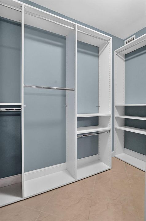 Walking Closet