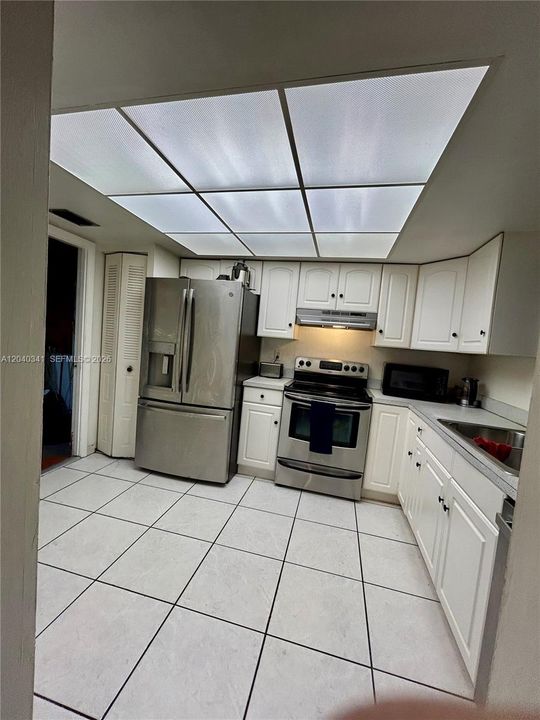 For Rent: $3,100 (3 beds, 2 baths, 1218 Square Feet)