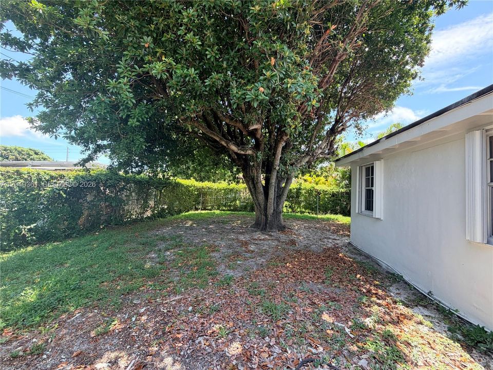 For Rent: $4,100 (3 beds, 2 baths, 1912 Square Feet)
