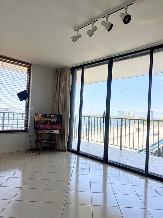 En Venta: $285,000 (1 camas, 1 baños, 741 Pies cuadrados)