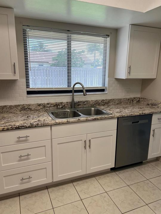 8511 Kitchen window 2