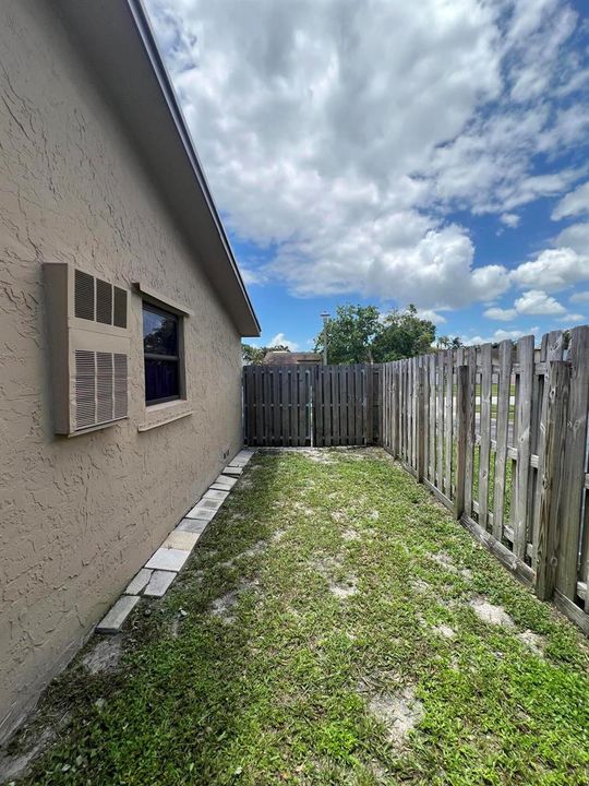 8511 Side Yard