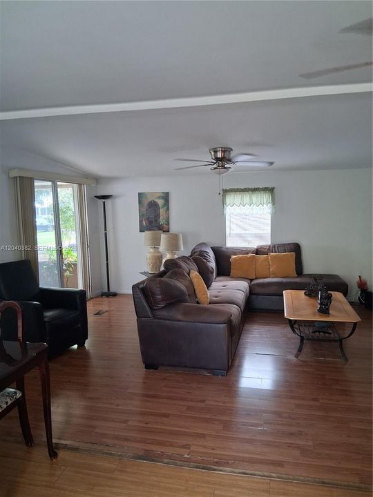For Sale: $265,000 (2 beds, 2 baths, 960 Square Feet)
