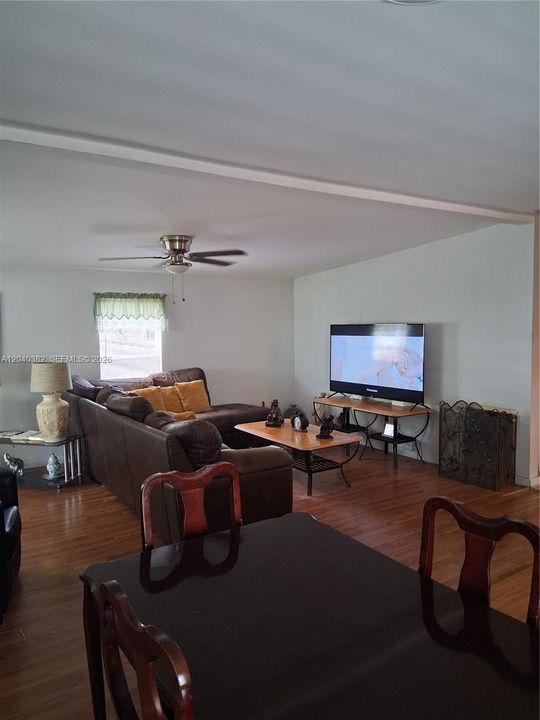 For Sale: $265,000 (2 beds, 2 baths, 960 Square Feet)