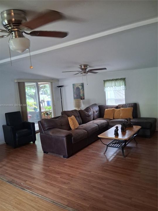 For Sale: $265,000 (2 beds, 2 baths, 960 Square Feet)