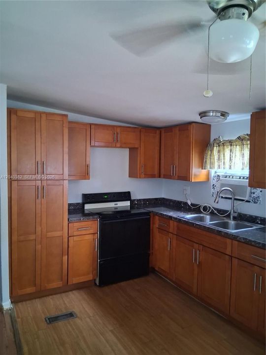 For Sale: $265,000 (2 beds, 2 baths, 960 Square Feet)