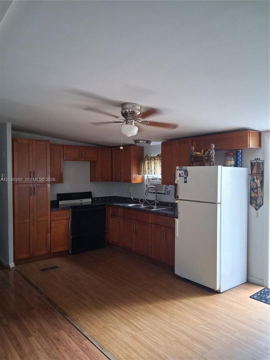 For Sale: $265,000 (2 beds, 2 baths, 960 Square Feet)