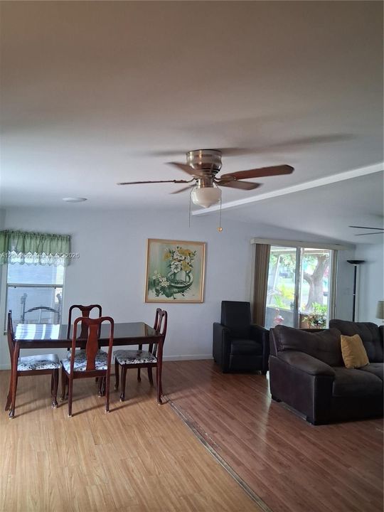 For Sale: $265,000 (2 beds, 2 baths, 960 Square Feet)