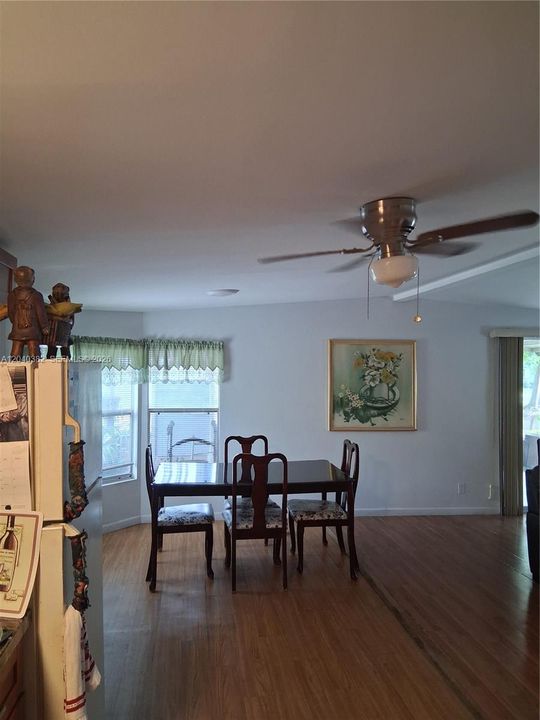 For Sale: $265,000 (2 beds, 2 baths, 960 Square Feet)
