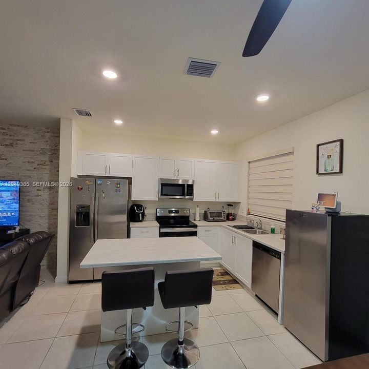 For Rent: $3,350 (3 beds, 3 baths, 1332 Square Feet)