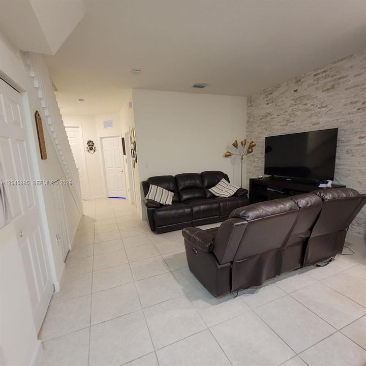 For Rent: $3,350 (3 beds, 3 baths, 1332 Square Feet)