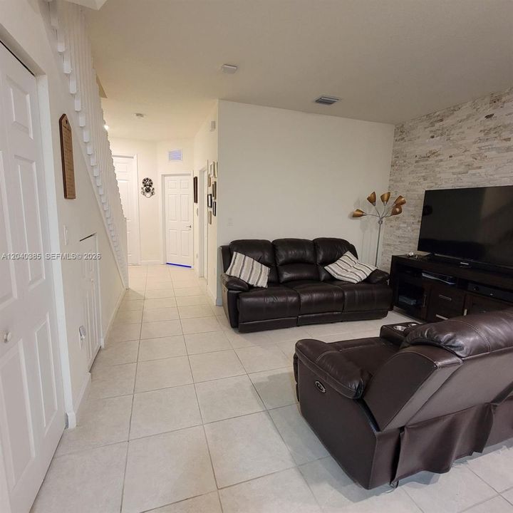 For Rent: $3,350 (3 beds, 3 baths, 1332 Square Feet)