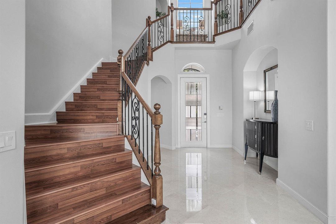 6411 Entry Hall