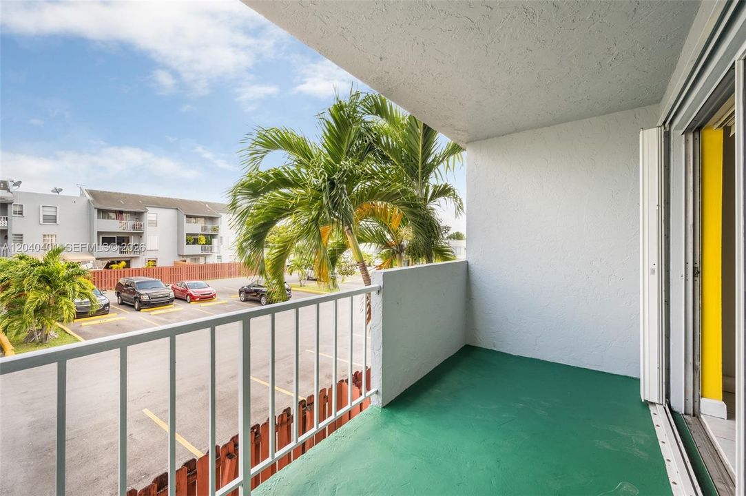 For Rent: $2,200 (2 beds, 2 baths, 904 Square Feet)