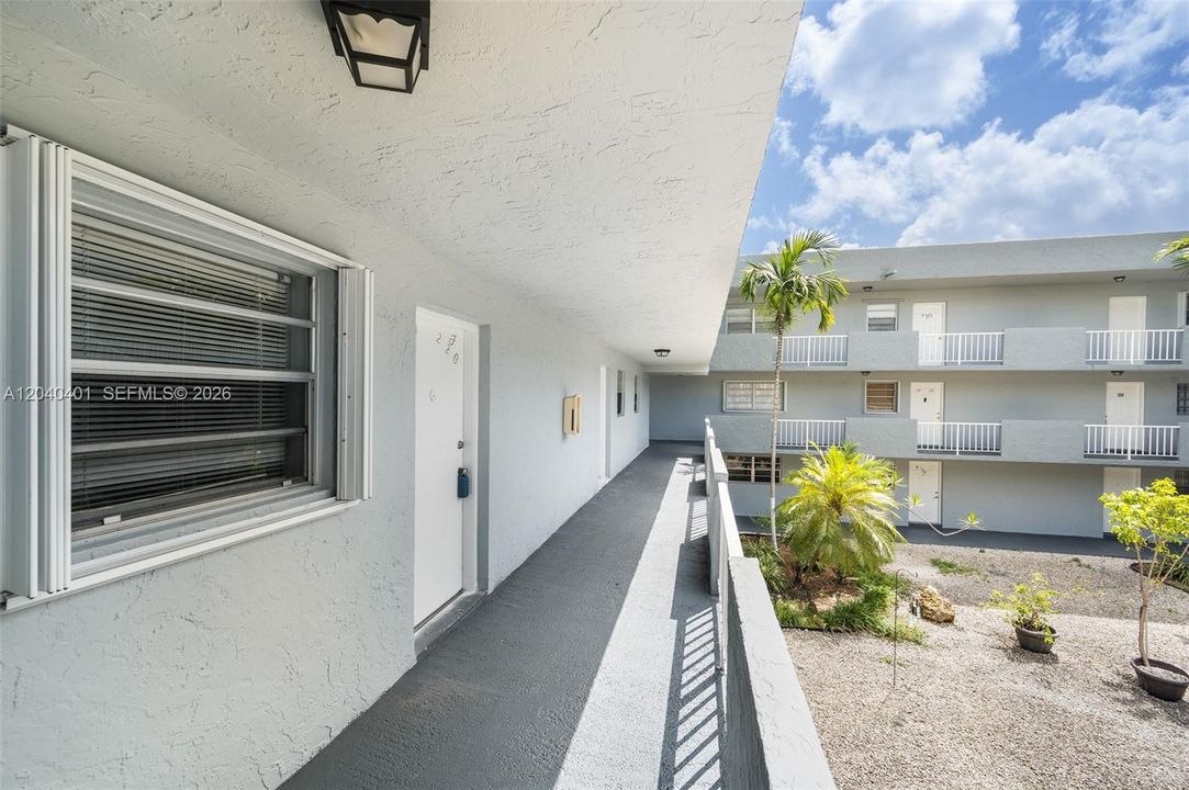 For Rent: $2,200 (2 beds, 2 baths, 904 Square Feet)