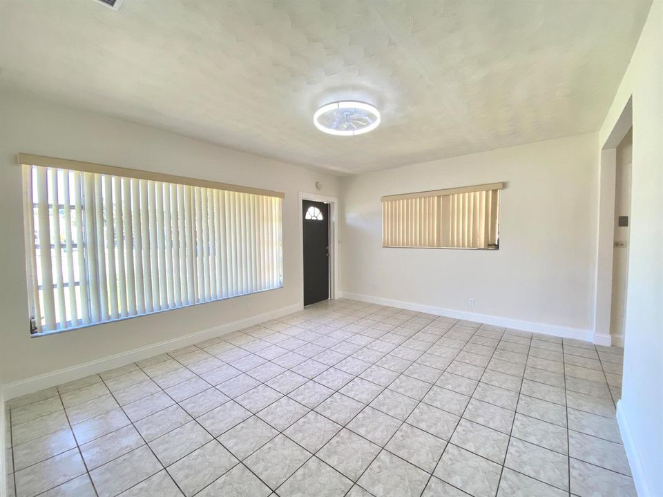 6751 liberty st Living room