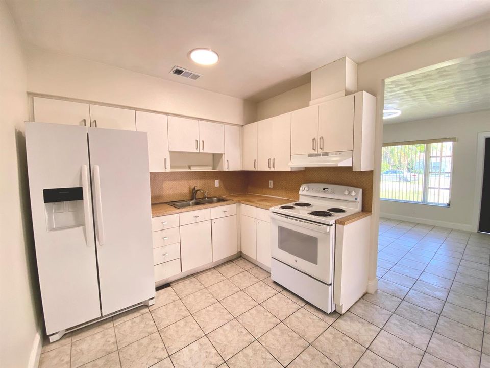 6751 liberty st Kitchen
