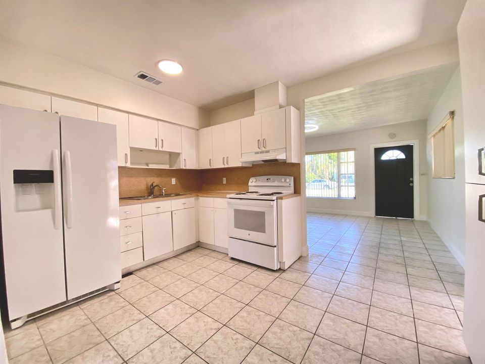 6751 liberty st Kitchen