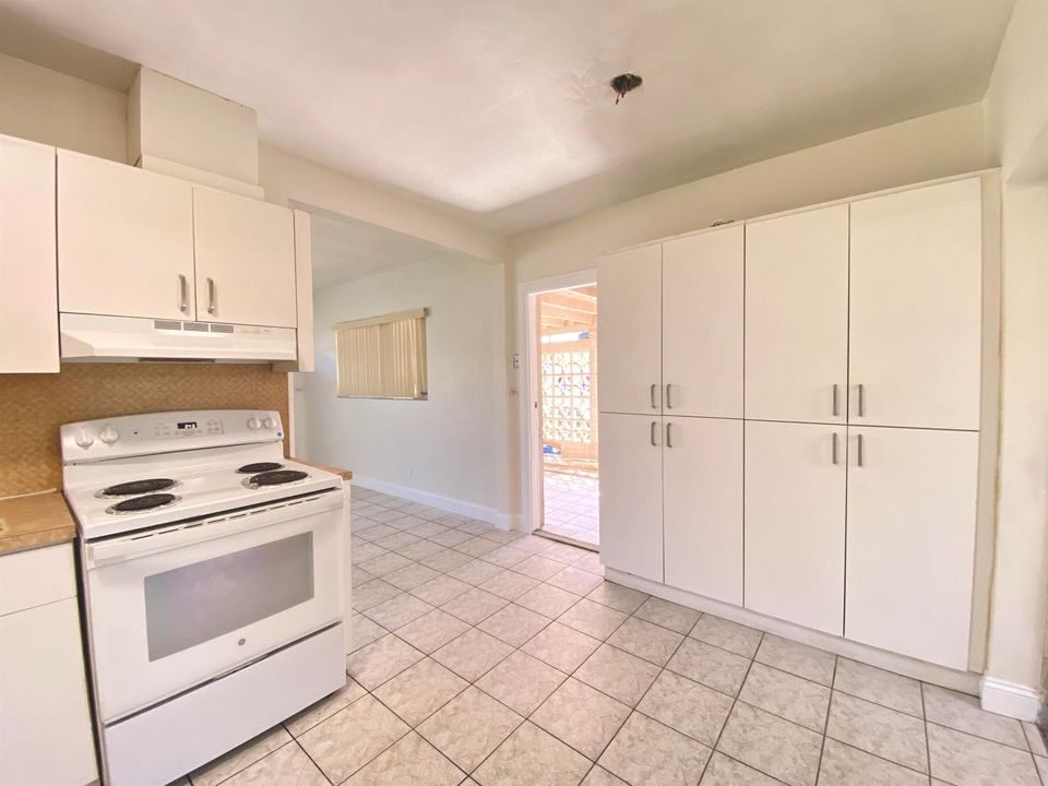6751 liberty st Kitchen