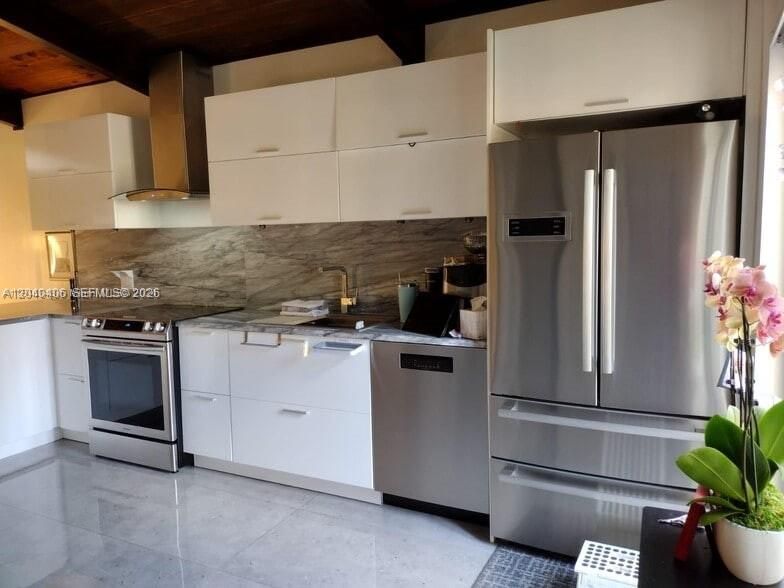 For Rent: $2,600 (2 beds, 2 baths, 960 Square Feet)