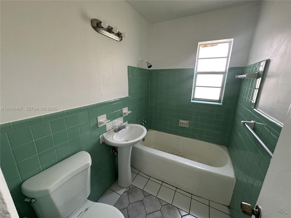 For Rent: $2,400 (2 beds, 1 baths, 729 Square Feet)