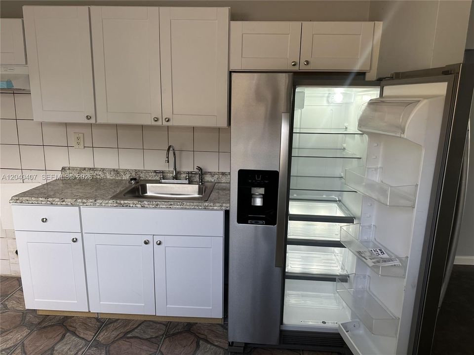 For Rent: $2,400 (2 beds, 1 baths, 729 Square Feet)