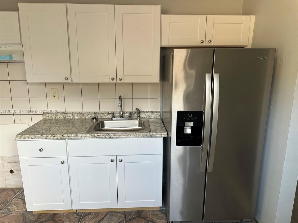 For Rent: $2,400 (2 beds, 1 baths, 729 Square Feet)