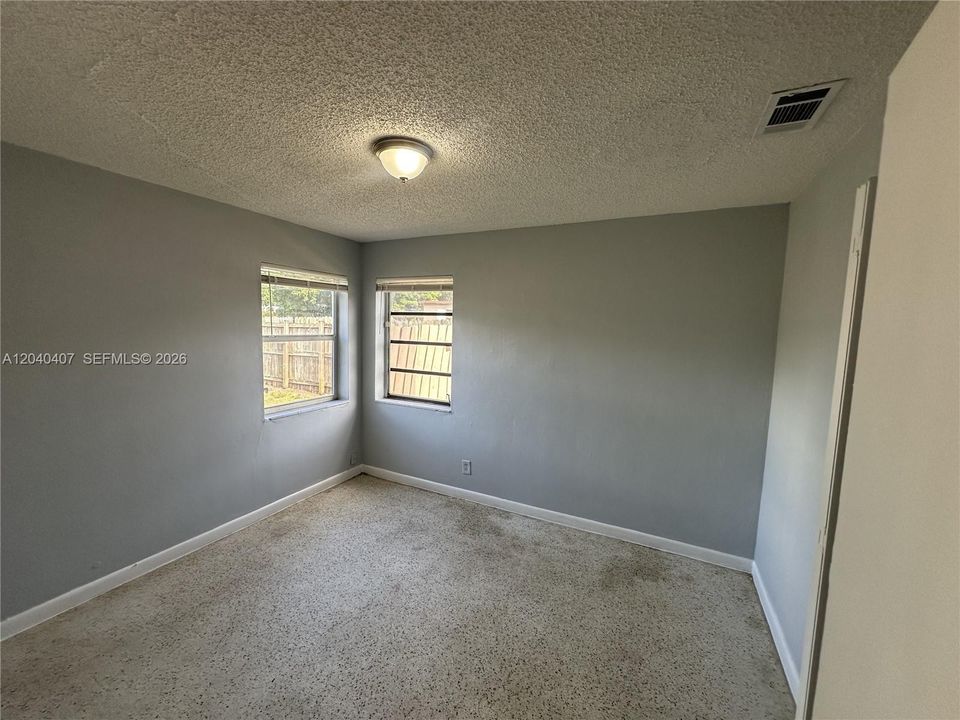 For Rent: $2,400 (2 beds, 1 baths, 729 Square Feet)