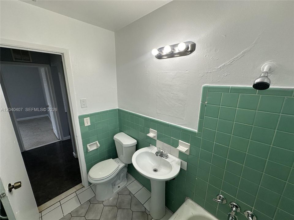 For Rent: $2,400 (2 beds, 1 baths, 729 Square Feet)