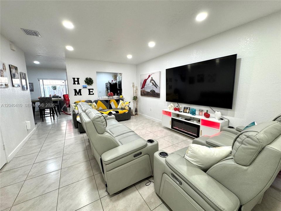 For Rent: $2,400 (3 beds, 3 baths, 1272 Square Feet)