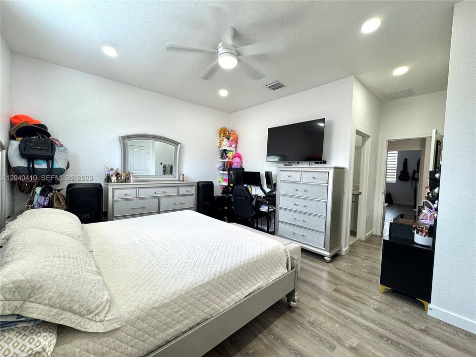 For Rent: $2,400 (3 beds, 3 baths, 1272 Square Feet)