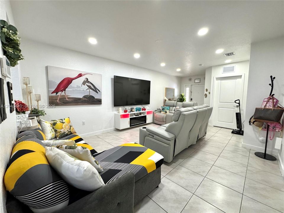 For Rent: $2,400 (3 beds, 3 baths, 1272 Square Feet)