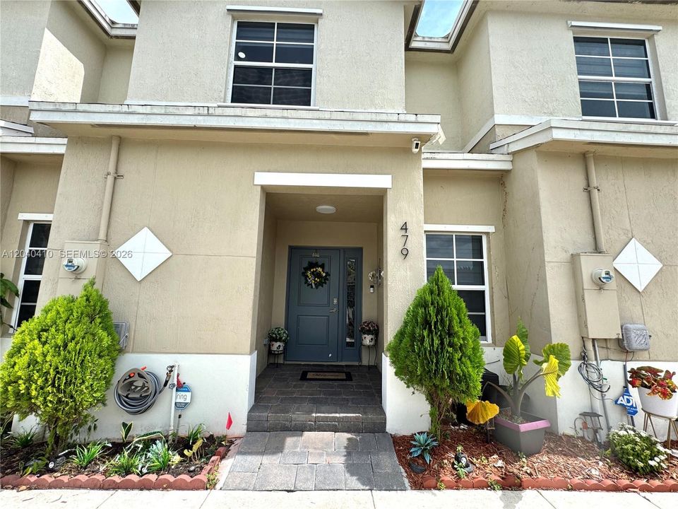 For Rent: $2,400 (3 beds, 3 baths, 1272 Square Feet)