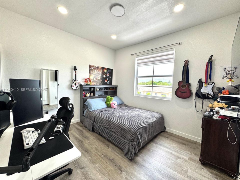 For Rent: $2,400 (3 beds, 3 baths, 1272 Square Feet)