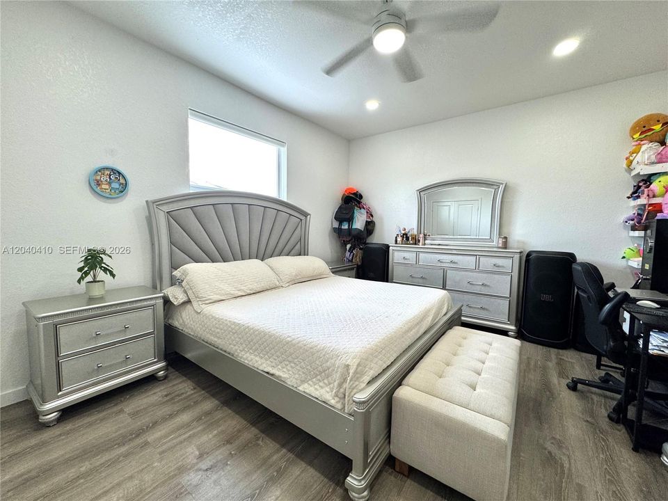 For Rent: $2,400 (3 beds, 3 baths, 1272 Square Feet)