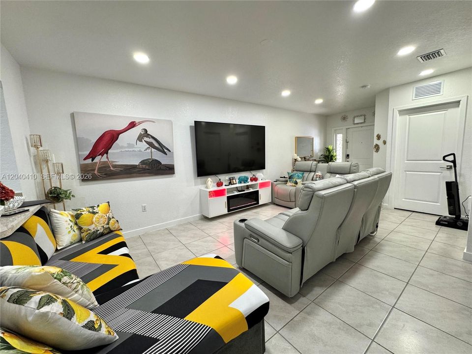 For Rent: $2,400 (3 beds, 3 baths, 1272 Square Feet)