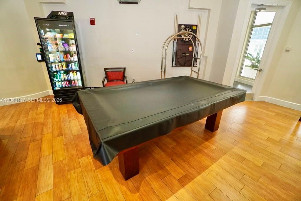 For Rent: $2,400 (1 beds, 1 baths, 939 Square Feet)