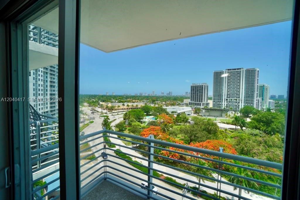 For Rent: $2,400 (1 beds, 1 baths, 939 Square Feet)